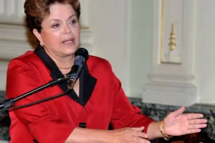 Durante duas horas, Dilma discutiu com seis ministros detalhes das propostas (Valter Campanato/ABr)