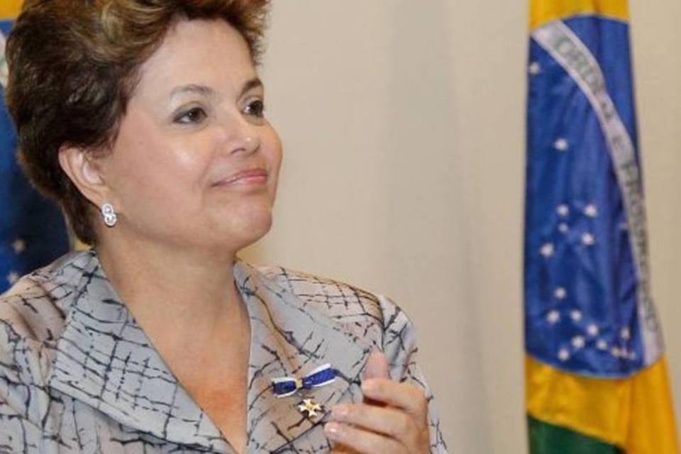 Dilma cumprimenta Hollande por vitória nas eleições
