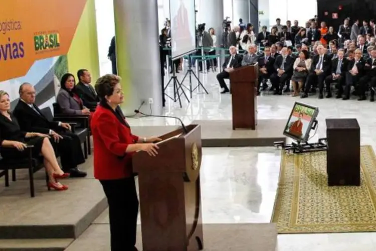 Presidente Dilma Rousseff durante cerimônia de anúncio do Programa de Concessões de Rodovias e Ferrovias no Palácio do Planalto (Roberto Stuckert Filho/Presidência da República)