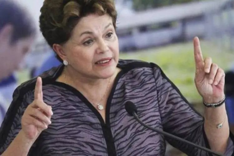 Presidente Dilma Rousseff fala durante cerimônia da lançamento Programa Nacional de Educação no Campo (Pronacampo), no Palácio do Planalto, em Brasília. (Ueslei Marcelino/Reuters)
