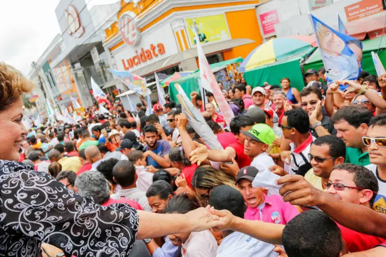 
	Dilma Rousseff durante caminhada em Feira de Santana, na Bahia
 (Ichiro Guerra/Dilma 13)