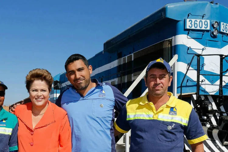 Dilma: petista cumprimentou trabalhadores e percorreu trecho em uma locomotiva (Ichiro Guerra/Divulgação)