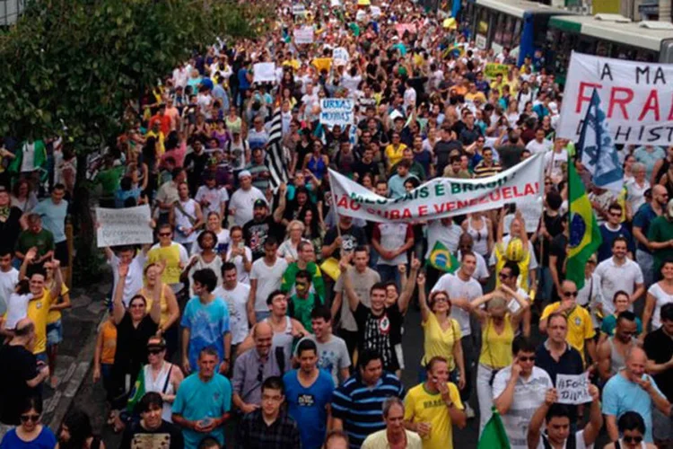 
	No ato de 1o de novembro, parte dos manifestantes levou cartazes com pedido de interven&ccedil;&atilde;o militar contra o governo
 (Instagram/Lobaow)