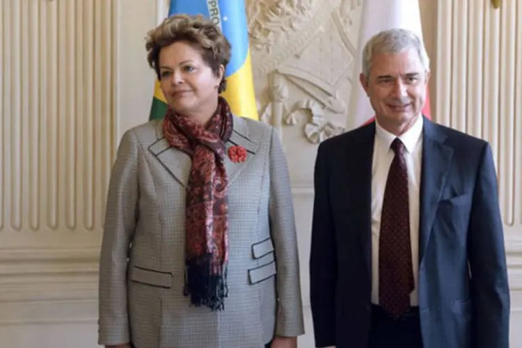 A presidente Dilma Rousseff é recebida pelo presidente da Assembleia Nacional francesa, Claude Bartolone, em Paris
 (Eric Feferberg/AFP)