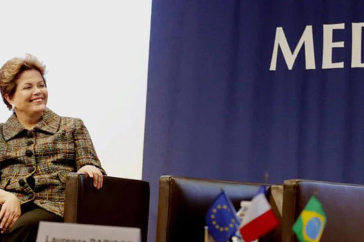 
	Dilma em Paris: ela pediu que as empresas francesas e brasileiras &quot;explorem as novas oportunidades que a crise oferece&quot;, lembrando que o Brasil organizar&aacute; a Copa de 2014
 (Jacques Brinon/AFP)