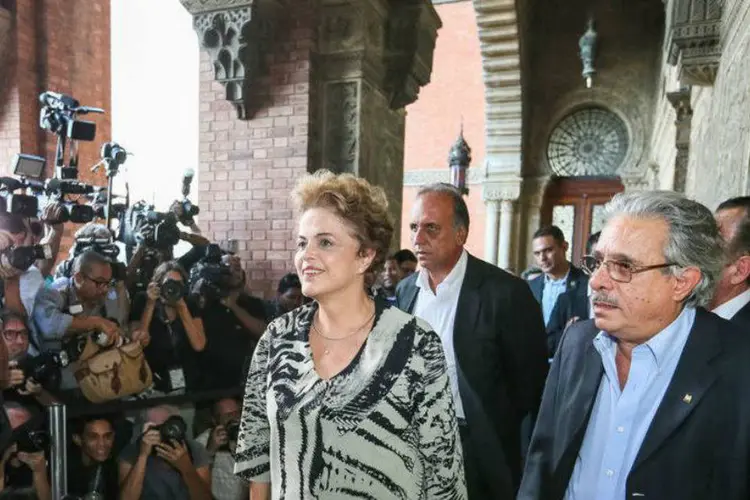 
	Dilma visita a Funda&ccedil;&atilde;o Oswaldo Cruz no Rio: a presidente conheceu pesquisas da funda&ccedil;&atilde;o sobre dengue e zika
 (Roberto Stuckert Filho/PR/Fotos Públicas)