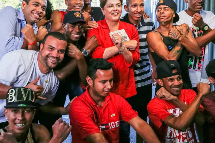 Dilma com jovens em Minas Gerais: candidata até arriscou alguns passos de funk  (Fotos públicas)
