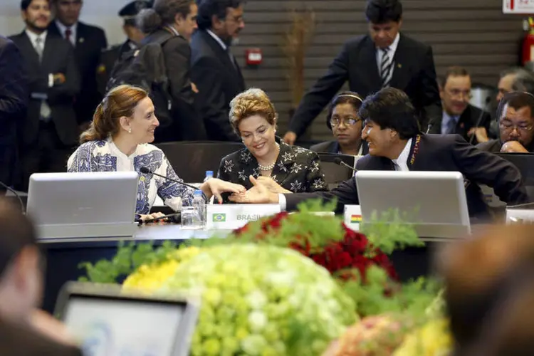 
	Gabriela Michetti (E) com Dilma e Evo Morales: a vice-presidente se dirigir&aacute; depois ao Senado, onde ter&aacute; uma reuni&atilde;o com Renan Calheiros
 (Ecuadorian Presidency / Reuters)