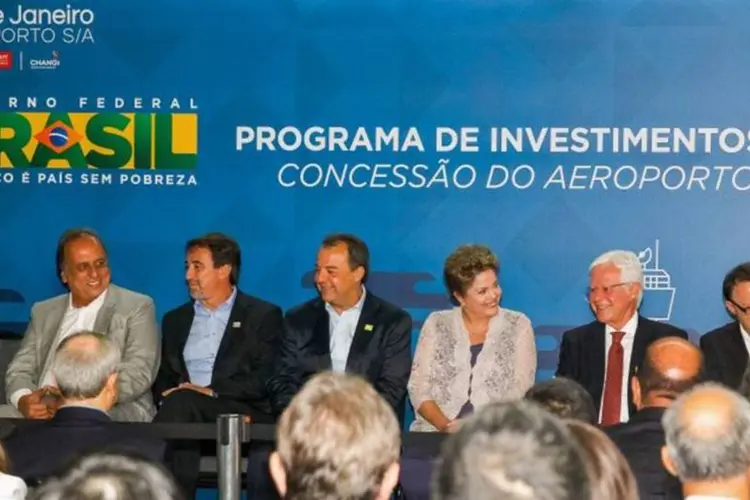 Dilma Rousseff durante cerimônia de assinatura do contrato de concessão do Aeroporto do Galeão (Roberto Stuckert Filho/PR)