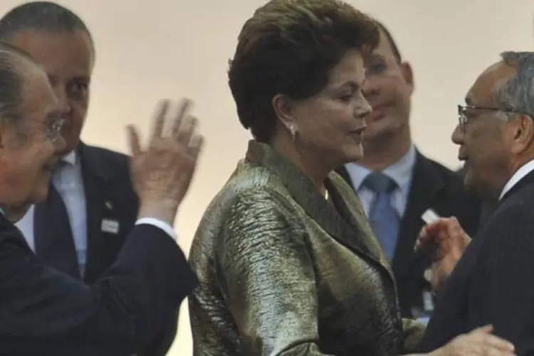 A presidente Dilma Rousseff cumprimenta o novo ministro do Turismo, Gastão Vieira (Valter Campanato/ABr)
