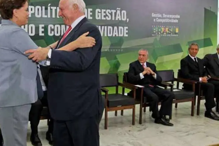 Observada por Pimentel, Abilio e Temer, Dilma cumprimenta Jorge Gerdau na apresentação da Câmara de Gestão