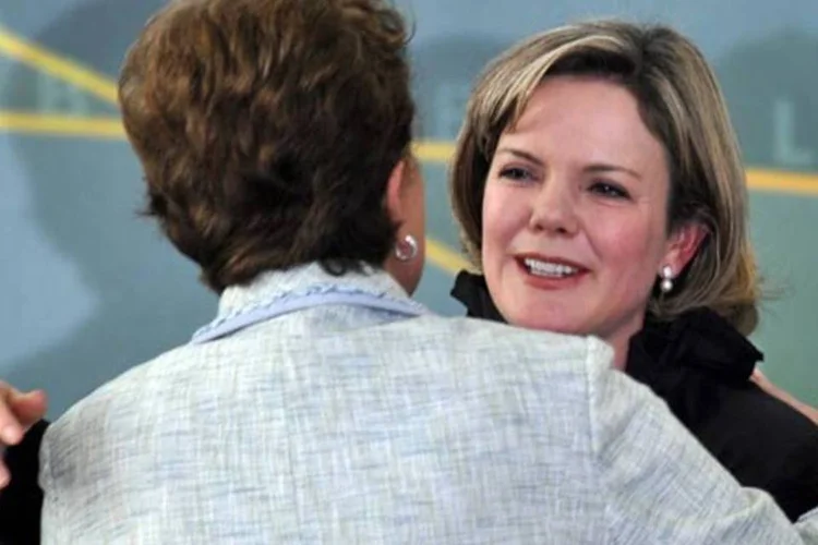 A presidente Dilma abraça Gleisi Hoffmann na cerimônia de posse (ABr)