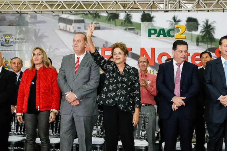 A presidente Dilma Rousseff (C) na cerimônia de assinatura da ordem de serviço do BRT Norte/Sul, em Goiânia (Roberto Stuckert Filho/PR/Fotos Públicas)