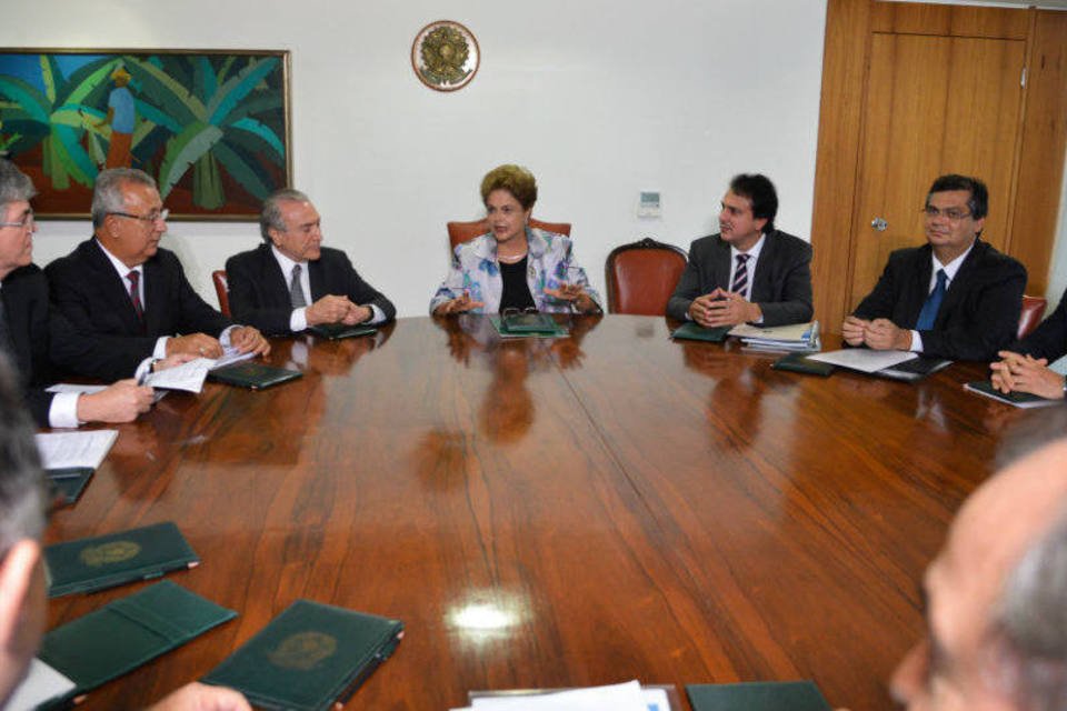 Dilma se reúne com governadores, ministros e Temer