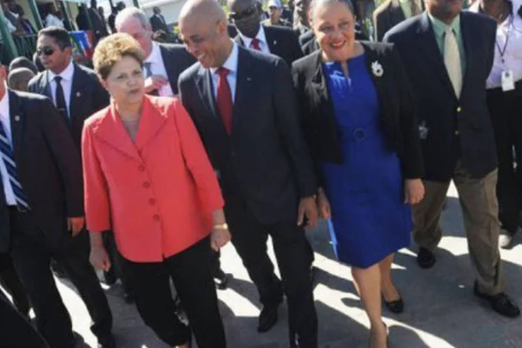 O presidente do Haiti Michel Martelly e sua esposa Sophia recebem a presidente Dilma Rousseff em Porto Príncipe
 (Thony Belizaire/AFP)