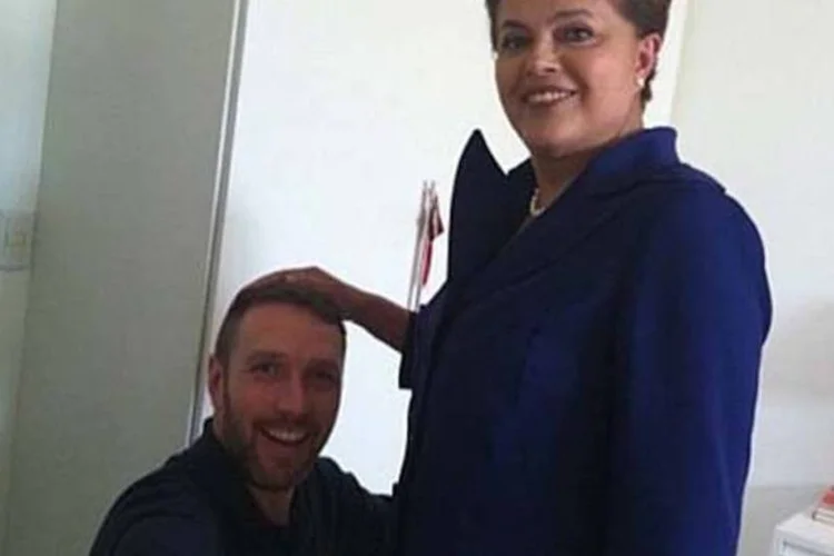 
	Herchcovitch com a presidente Dilma, de cujo estilo cuidou por pouco tempo
 (Reprodução/Twitter)