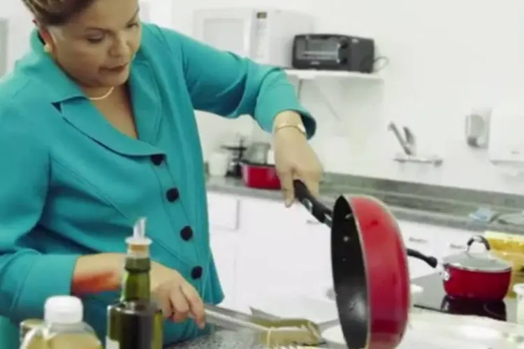 
	Dilma: ela foi mostrada como mulher comum, que trabalha, cozinha, trata do jardim e sente saudades
 (Reprodução/YouTube)