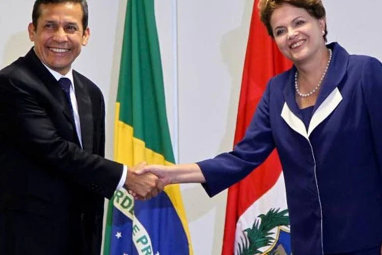 
	Presidente Dilma Rousseff recebe o presidente eleito do Peru, Ollanta Humala, no Pal&aacute;cio do Planalto: A presidente lembrou que&nbsp;''o mundo &aacute;rabe vive atualmente profundas mudan&ccedil;as''
 (Roberto Stuckert Filho/PR)