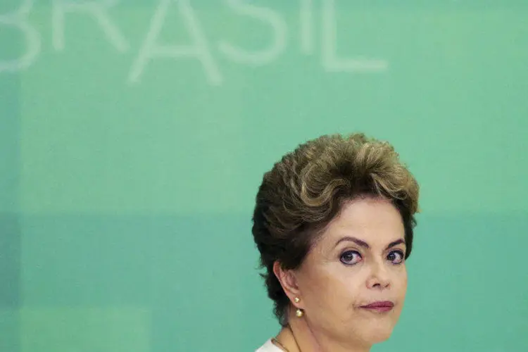 
	A presidente Dilma Rousseff: &agrave;s 10:13, o Ibovespa ca&iacute;a 0,95 por cento, aos 44.834 pontos
 (Ueslei Marcelino/Reuters)