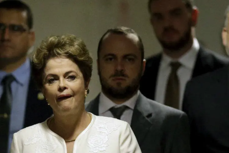 A presidente Dilma Rousseff durante entrevista coletiva após Eduardo Cunha aceitar pedido de impeachment (Ueslei Marcelino/Reuters)