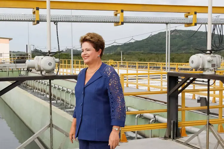 Dilma Rousseff durante visita às instalações na cerimônia de inauguração do sistema de esgotamento sanitário da Ponta da Cadeia, em Porto Alegre (Roberto Stuckert Filho/PR)