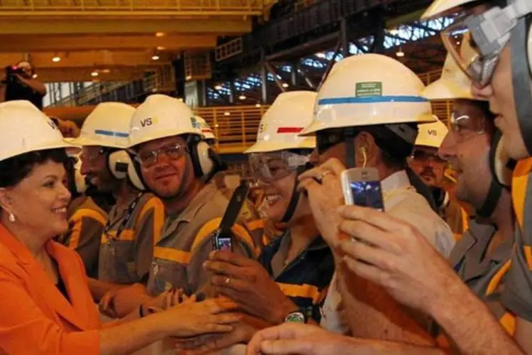 Presidente Dilma Rousseff cumprimenta operários durante inauguração do complexo siderúrgico  (Roberto Stuckert Filho/PR)