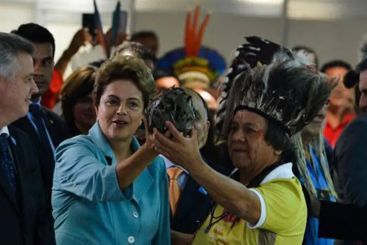 
	Dilma Rousseff nos Jogos Mundiais Ind&iacute;genas: durante o evento, ela ganhou de presente uma bola artesanal, feita por povos neozelandeses
 (Valter Campanato/Agência Brasil)
