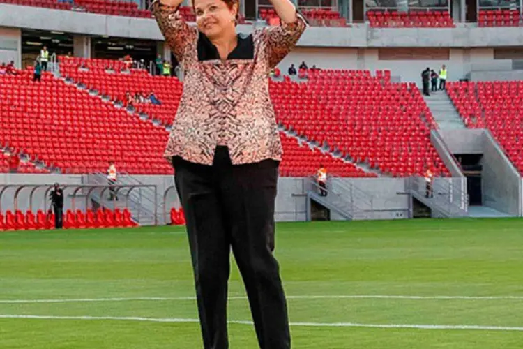 
	Dilma Rousseff posa para foto na Arena Pernambuco: a atual avalia&ccedil;&atilde;o boa ou &oacute;tima do governo Dilma &eacute; maior da registrada por Lula em 2005, poucos meses ap&oacute;s a den&uacute;ncia do mensal&atilde;o
 (Reprodução/Instagram)