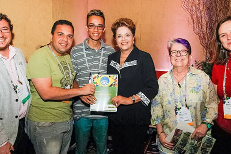 
	Dilma Rousseff posa para fotos com representantes da sociedade civil durante cerim&ocirc;nia de abertura do NET Mundial: a presidente fez audi&ecirc;ncias privadas
 (Roberto Stuckert Filho/PR)