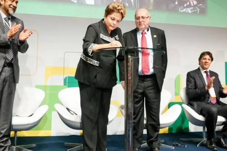 Dilma Rousseff sanciona lei que estabelece princípios, garantias, direitos e deveres para o uso da internet no Brasil, durante cerimônia de abertura do NET Mundial (Roberto Stuckert Filho/PR)