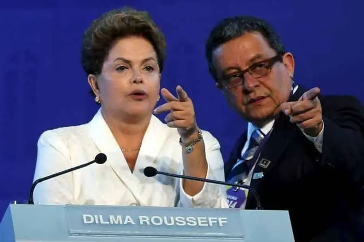 
	Dilma e Jo&atilde;o Santana: ele abandonou o jornalismo para virar marqueteiro - primeiro trabalhando com Duda Mendon&ccedil;a, e depois em voo solo
 (Paulo Whitaker/Reuters)