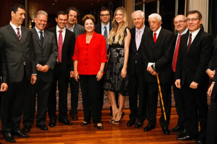 
	Dilma Rousseff posa com ministros e jornalistas ap&oacute;s jantar para falar da Copa
 (Divulgação/ Roberto Stuckert Filho/PR)