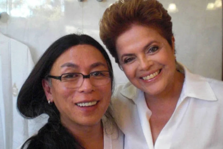 
	A presidente Dilma Rousseff ao lado do cabeleireiro Celso Kamura
 (Divulgação/Contigo)