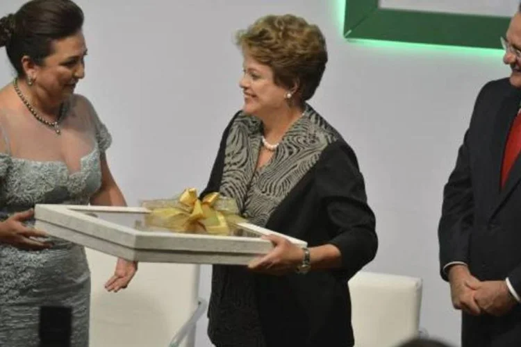
	Katia Abreu, Dilma e Renan Calheiros: amiga pessoal da presidente, ministra nega que haja press&atilde;o entre permanecer leal a Dilma ou ao partido.
 (Valter Campanato/Agência Brasil)