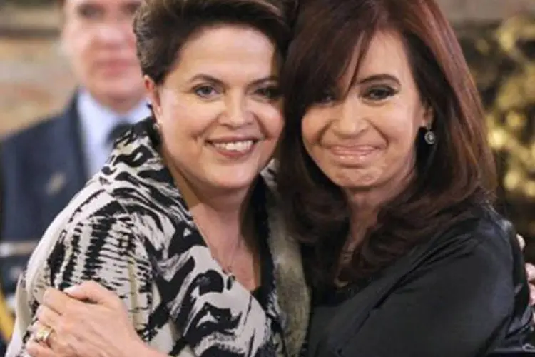 Cristina Kirchner (direita), presidente argentina, abraça a presidente Dilma Rousseff em encontro em 31 de janeiro  (Juan Mabromata/AFP)