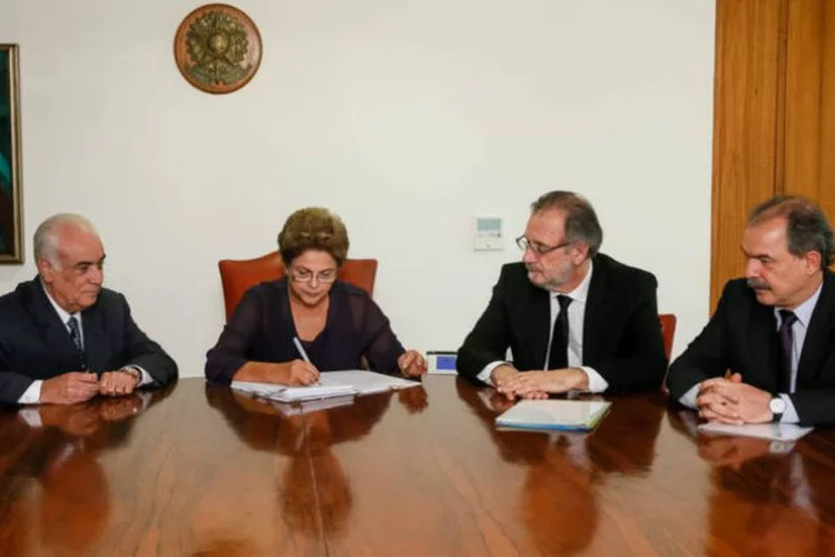 
	Dilma sanciona a Lei dos Caminhoneiros: o texto disp&otilde;e sobre jornada de trabalho, forma&ccedil;&atilde;o e seguro por acidente
 (Roberto Stuckert Filho/Presidência da República/Agência Brasil)