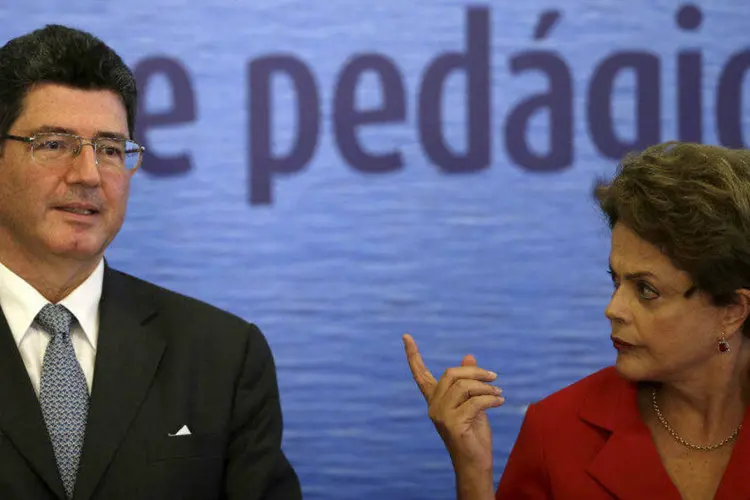 
	A presidente Dilma Rousseff e o ministro da Fazenda, Joaquim Levy: o Planalto avalia que n&atilde;o h&aacute; condi&ccedil;&otilde;es de criar mais um confronto com o Congresso
 (Ueslei Marcelino/Reuters)