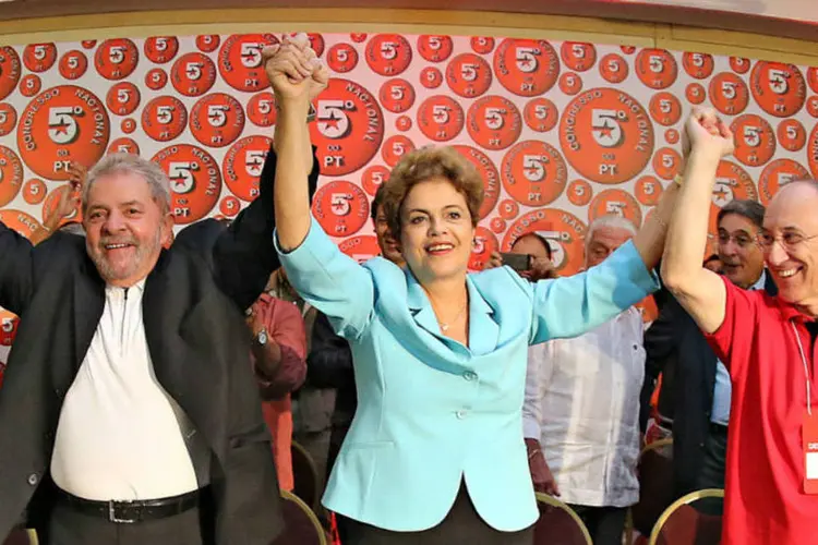 
	O ex-presidente Lula, a presidente Dilma Rousseff e o presidente do partido, Rui Falc&atilde;o, em congresso
 (Ricardo Stuckert/ Instituto Lula)