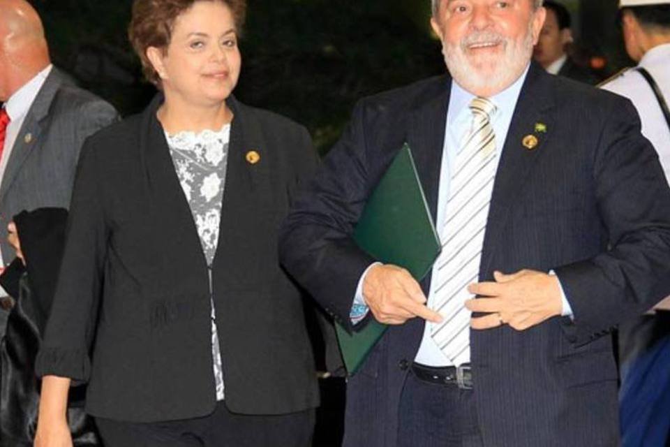 Dilma evita chamar a atenção ao lado de Lula em Seul
