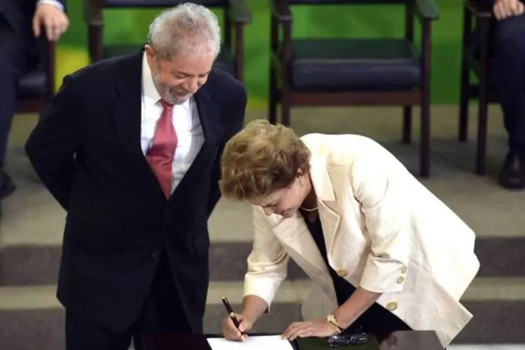 
	Dilma Rousseff e Luiz In&aacute;cio Lula da Silva em cerim&ocirc;nia de posse de ministros: l&iacute;der do DEM disse entender que as grava&ccedil;&otilde;es s&atilde;o &quot;legais&quot;
 (José Cruz/Agência Brasil)