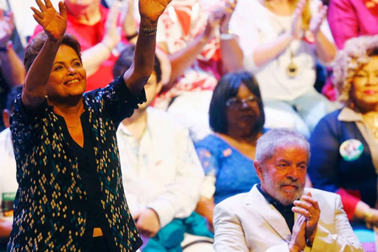 Dilma e Lula durante evento de campanha: ela expressou desconforto com a cobertura ao falar sobre a investigação de casos de corrupção  (REUTERS/Ricardo Moraes)