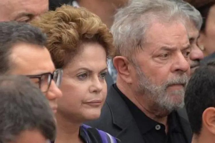 
	A presidente Dilma Rousseff e o ex-presidente Lula (D) assistem &agrave; missa em mem&oacute;ria de Eduardo Campos
 (Nelson Almeida/AFP)