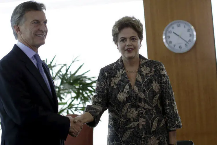 A presidente Dilma Rousseff cumprimenta o presidente da Argentina, Mauricio Macri: Macri iniciou sua primeira viagem ao exterior como presidente eleito da Argentina em Brasília (Ueslei Marcelino/Reuters)