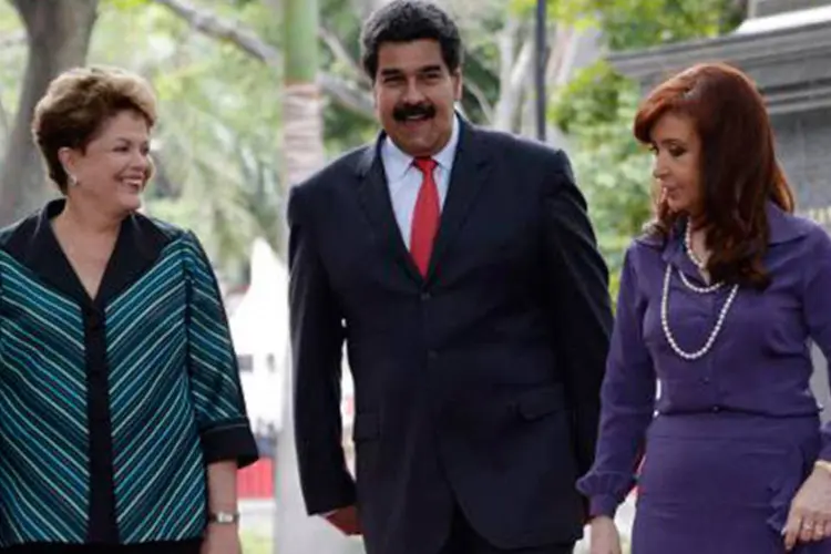 
	As presidentes brasileira, Dilma Rousseff (E), e argentina, Cristina Kirchner (D), conversam em C&uacute;pula do Mercosul, com o colega venezuelano, Nicol&aacute;s Maduro
 (Leo Ramirez/AFP)