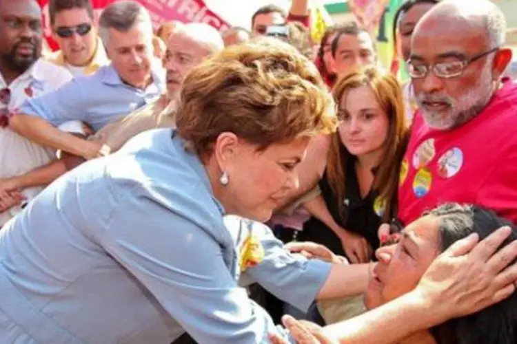 Dilma Rousseff conversa com mulher durante feira agrícola em Brasília (.)