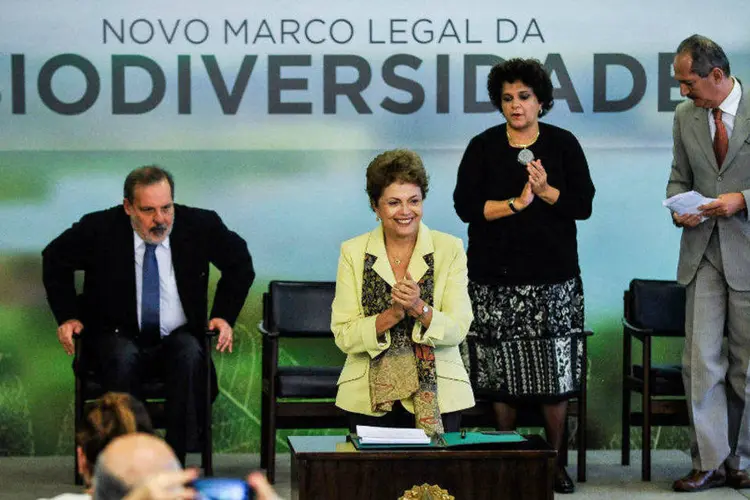 
	A presidente Dilma Rousseff sanciona o novo Marco Legal da Biodiversidade em solenidade no Pal&aacute;cio do Planalto
 (José Cruz/ Agência Brasil)