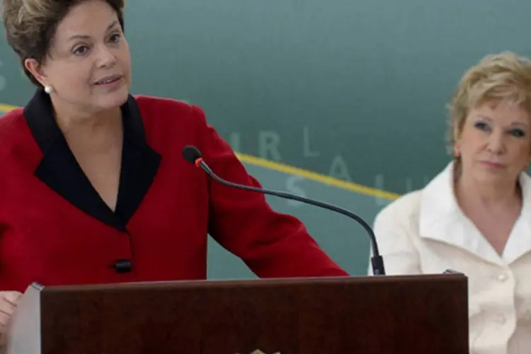 Dilma discursa durante posse da nova ministra da Cultura Marta Suplicy (e): a presidente destacou aumento do orçamento para a cultura em 65% no próximo ano (Wilson Dias/ABr)