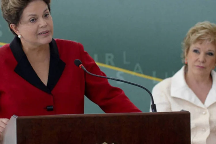 Dilma discursa durante posse da nova ministra da Cultura Marta Suplicy (e): a presidente destacou aumento do orçamento para a cultura em 65% no próximo ano (Wilson Dias/ABr)