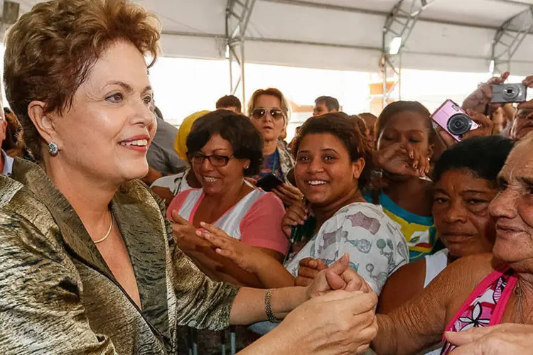 
	Dilma Rousseff cumprimenta popula&ccedil;&atilde;o durante entrega de 500 casas do Residencial Volterra, do Programa Minha Casa, Minha Vida
 (Roberto Stuckert Filho/PR)