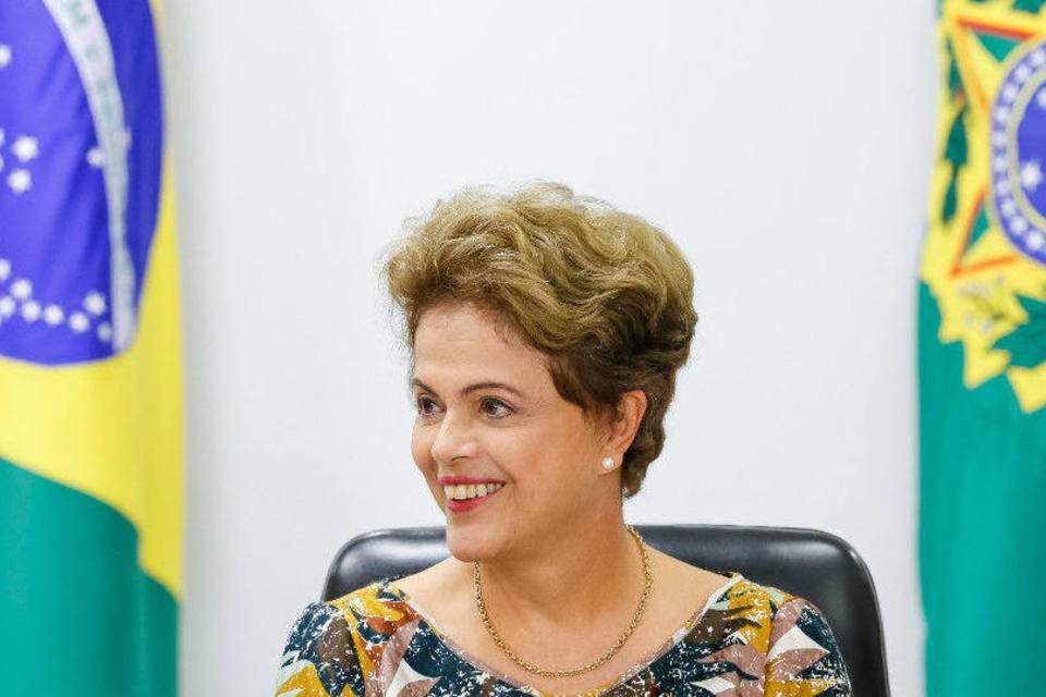 Movimentos sociais reúnem 600 em ato pró-Dilma em 3 cidades